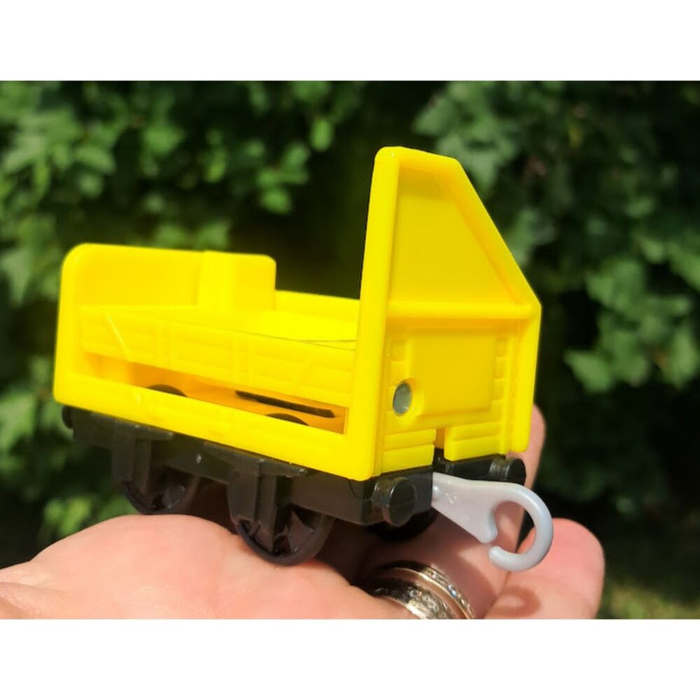 Thomas & Friends Yellow  Car 2017 Mattel Train Car Toy Track master